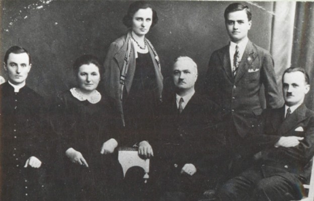Z lewej ks. Marian Cichoń SCJ z rodzicami Bronisławą i Stanisławem oraz rodzeństwem. Zdjęcie pochodzi z ok. 1937 r.