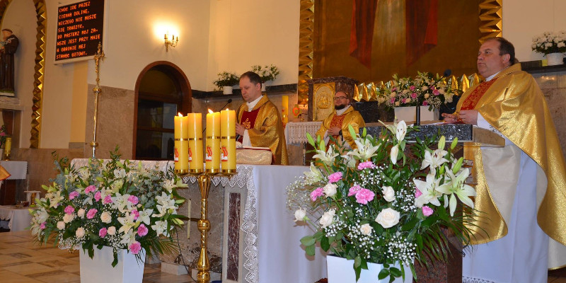 Przeszedł przez ziemię dobrze czyniąc