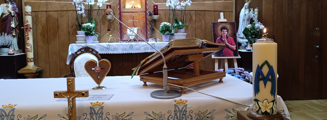 Święty Carlo blisko chorych dzieci